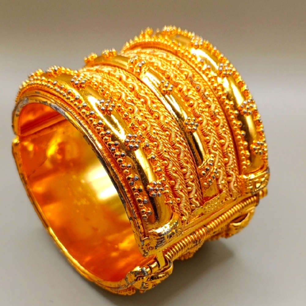 Elegant Gold Bracelet